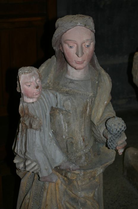 statue : Vierge au raisin, vue partielle
