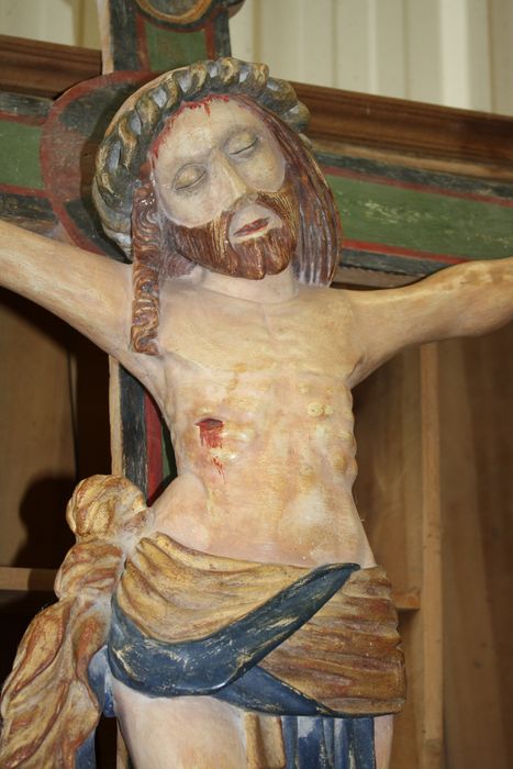 statue : Christ en croix, vue partielle