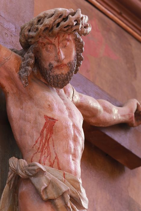 statue : Christ en croix, vue partielle