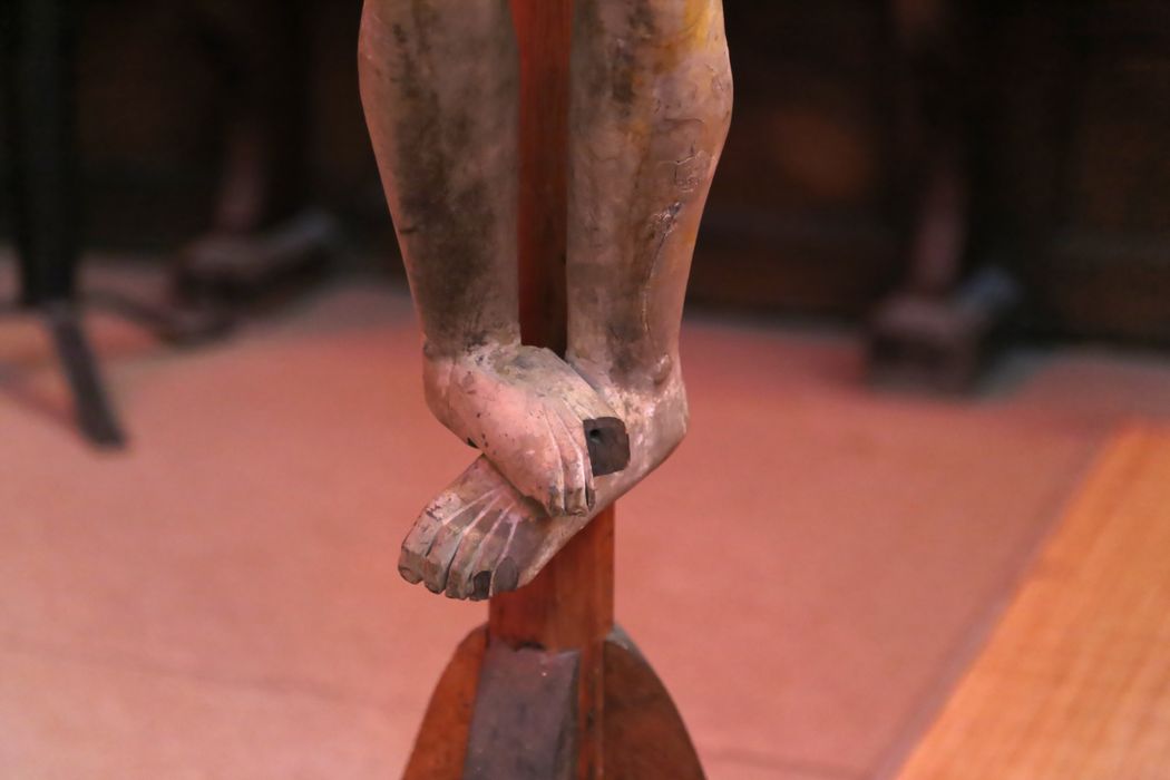 statue : Christ en croix, détail