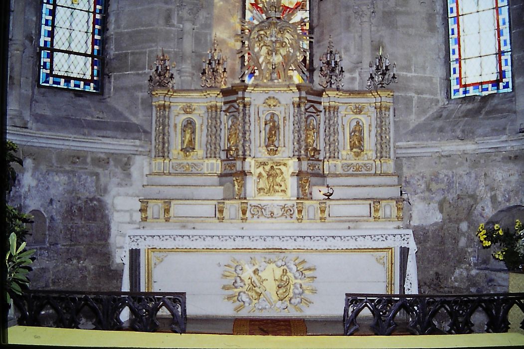 Autel (maître-autel), gradin d'autel, tabernacle, retable, table d'autel et devant d'autel