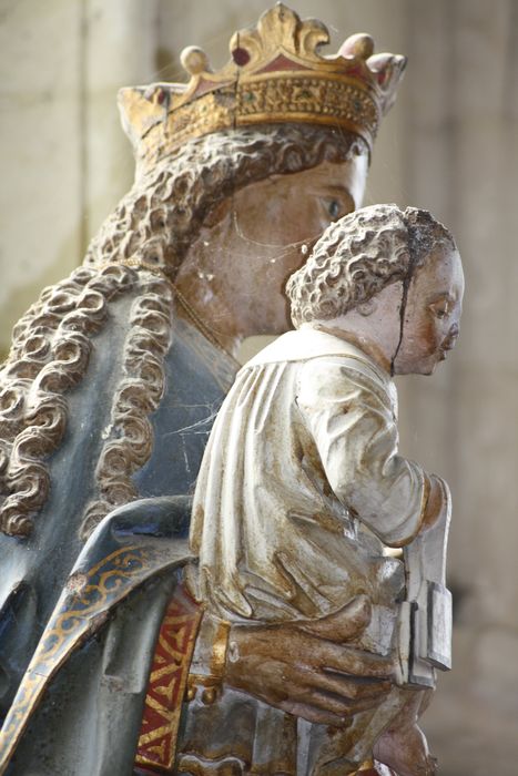 statue : Vierge à l'Enfant, profil droit, détail