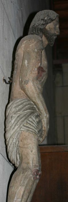 statue : Christ, profil droit