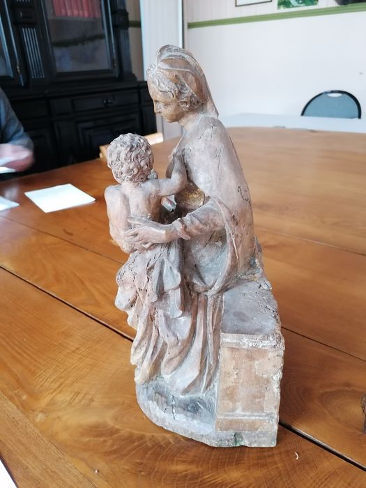 statue : Vierge à l'Enfant, profil gauche