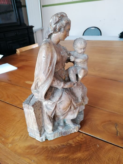 statue : Vierge à l'Enfant, profil droit