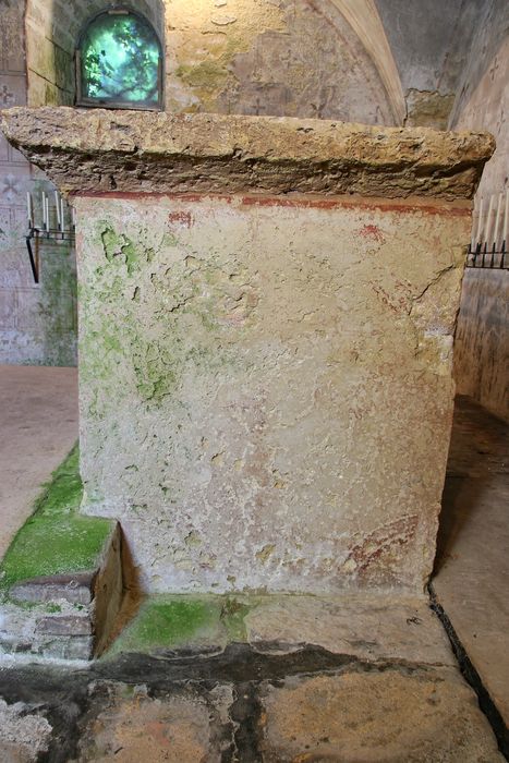 autel, face latérale droite