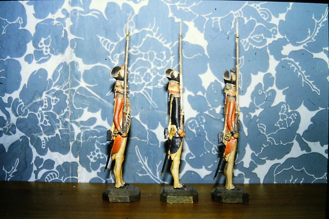 statues (statuettes) : Soldats, profils droits