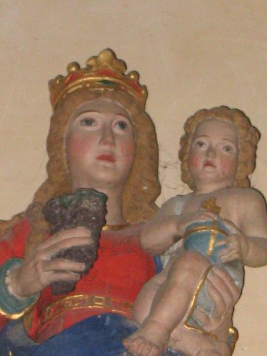 statue : Vierge à l'Enfant et au raisin, vue partielle