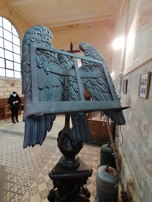 aigle-lutrin, vue partielle