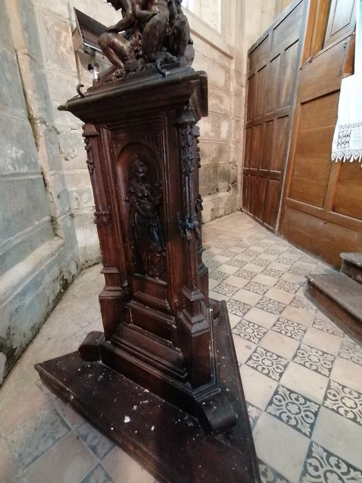 aigle-lutrin, vue partielle