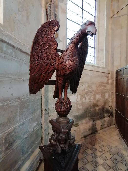 aigle-lutrin, vue partielle