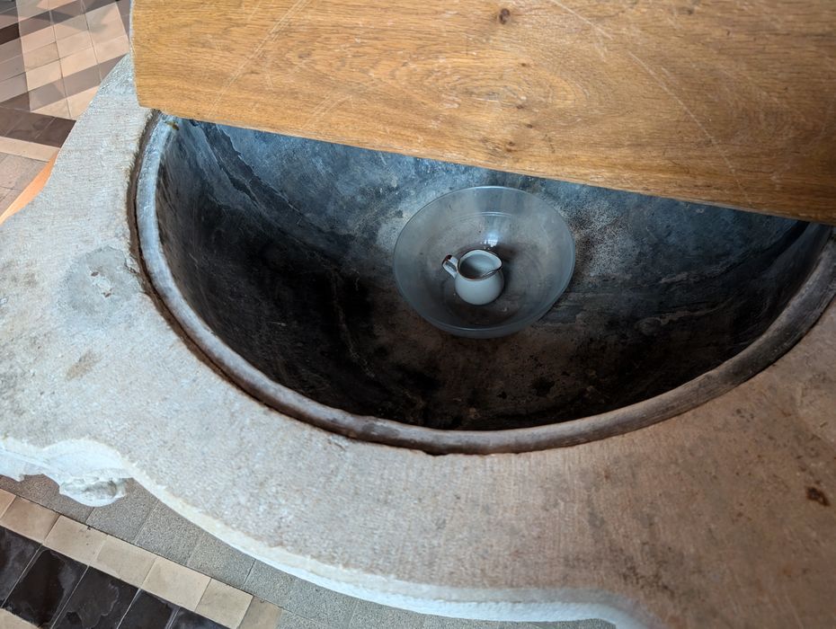fonts baptismaux (cuve baptismale à infusion), détail