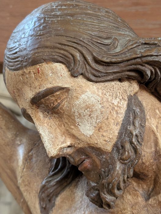 statue : Christ en croix, détail