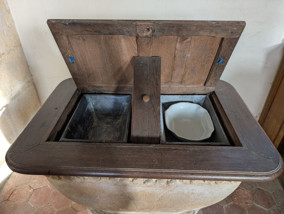 fonts baptismaux (cuve baptismale à infusion), vue partielle