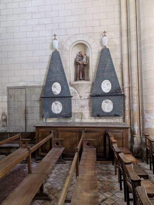monuments funéraires de Jean-Baptiste Lemoyne de Bellisle, comte des Courtils
