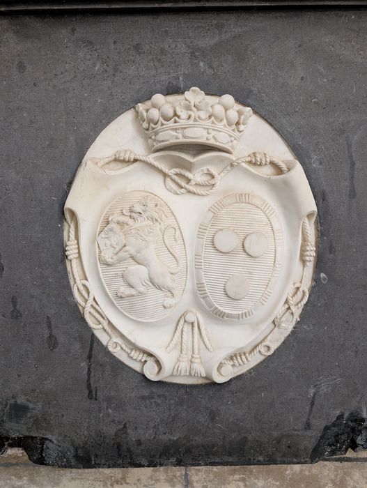 monument funéraire de Jean-Baptiste Lemoyne de Bellisle, détail des armoiries