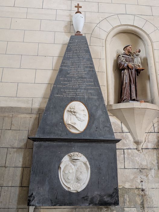 monument funéraire de Jean-Baptiste Lemoyne de Bellisle