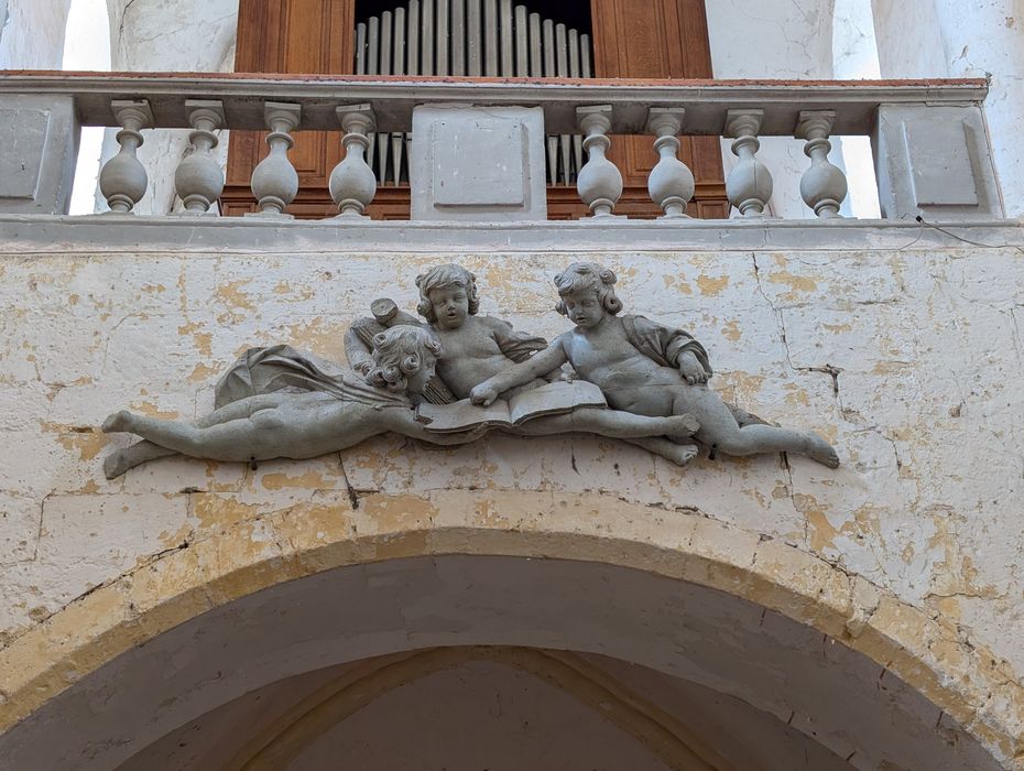 haut-relief : enfants lisant