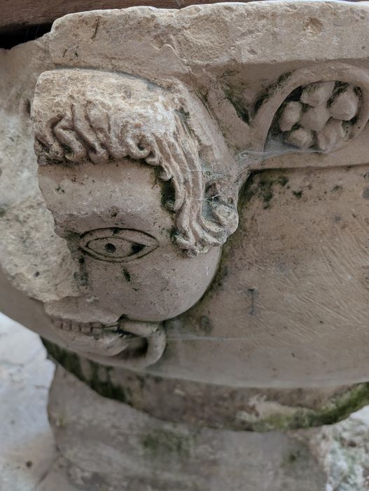 fonts baptismaux (cuve baptismale à infusion), détail