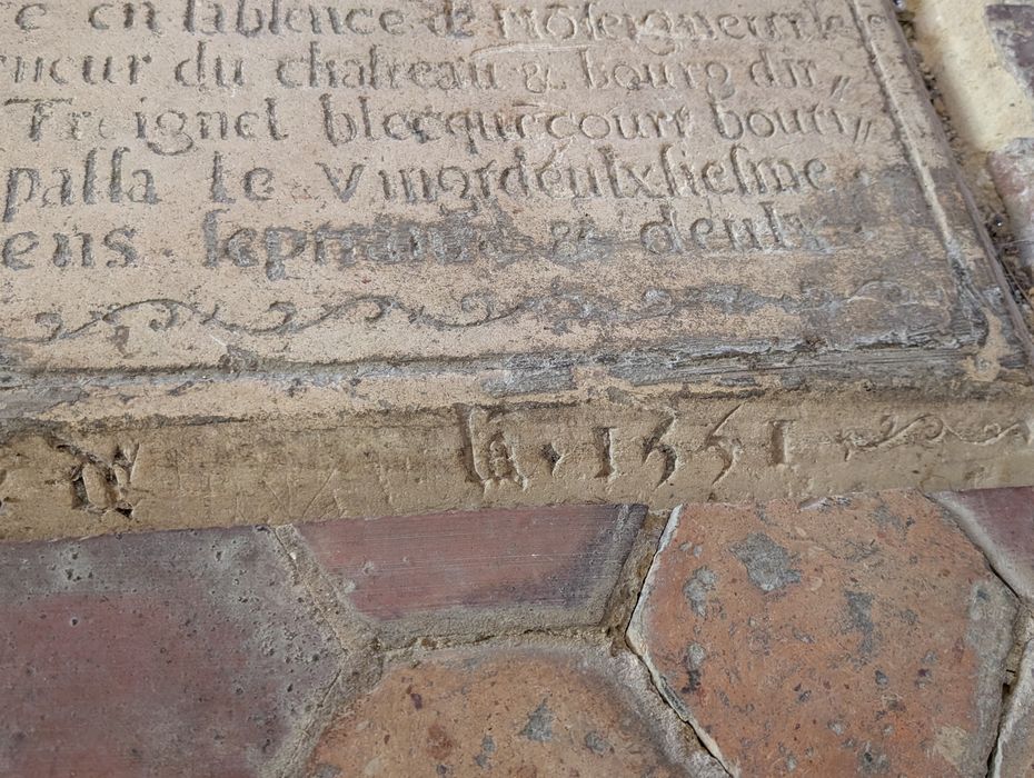 dalle funéraire à effigie gravée de Jean de Lille et de deux femmes, détail de l’inscription