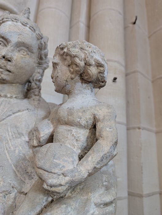 statue : Vierge à l'Enfant, détail