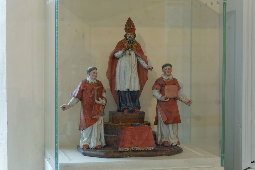 groupe sculpté : évêque et deux acolytes