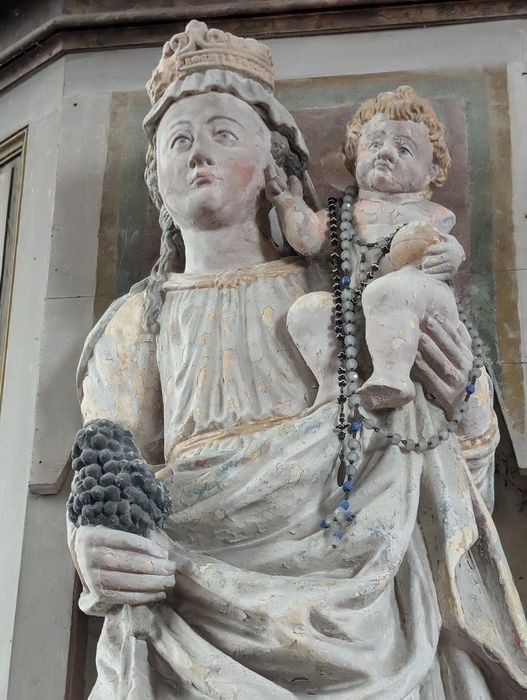 statue : Vierge à l'Enfant au raisin, vue partielle