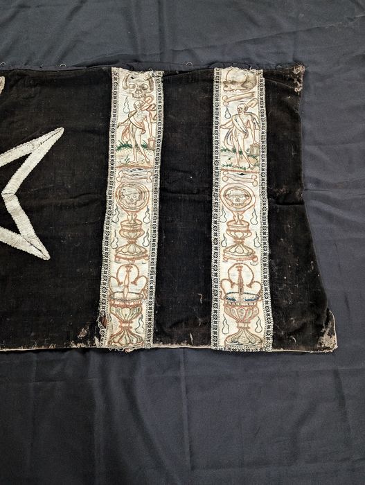 drap mortuaire, détail