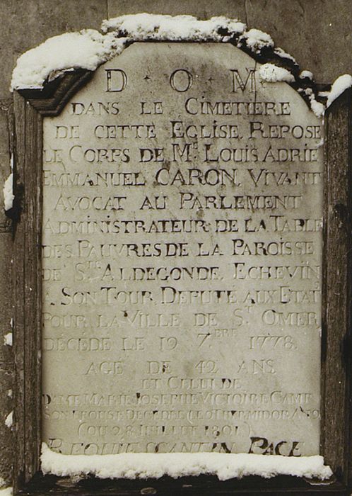 plaque funéraire de Louis-Adrien-Emmanuel Caron, avocat, et son épouse - © Ministère de la Culture (France), Conservation des antiquités et des objets d’art du Pas-de-Calais – Tous droits réservés 