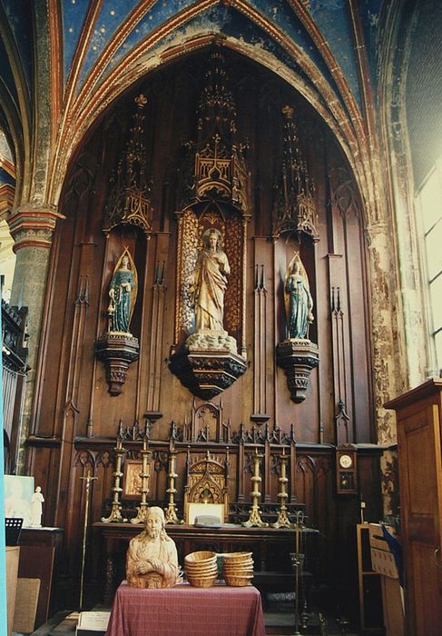 maître-autel, tabernacle et retable, trois statues : Sacré-Coeur et deux anges