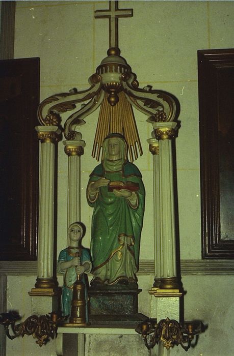 groupe sculpté avec son baldaquin : Sainte Brigide et une jeune servante en train de baratter - © Ministère de la Culture (France), Conservation des antiquités et des objets d’art du Pas-de-Calais – Tous droits réservés 