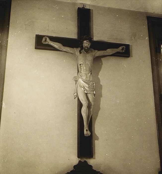 statue : Christ en croix