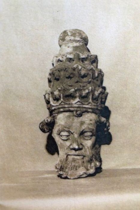 statue : tête portant la tiare