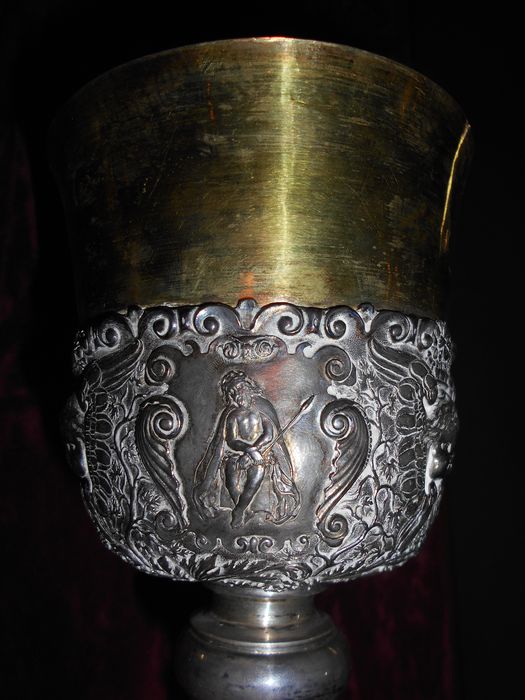 calice, détail de la coupe - © Ministère de la Culture (France), Conservation des antiquités et des objets d’art du Pas-de-Calais – Tous droits réservés 