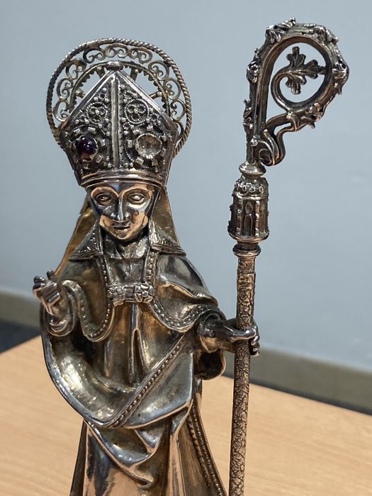 statuette-reliquaire : saint Nicolas, vue partielle