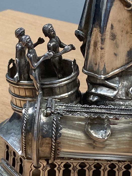 statuette-reliquaire : saint Nicolas, détail