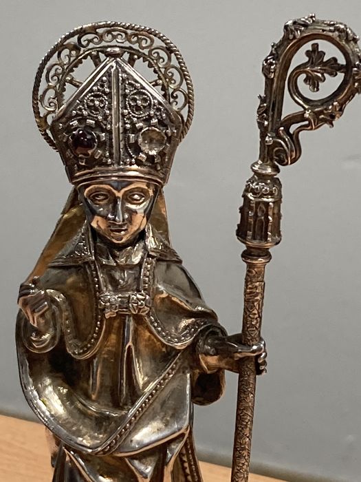 statuette-reliquaire : saint Nicolas, vue partielle