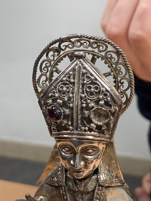 statuette-reliquaire : saint Nicolas, détail