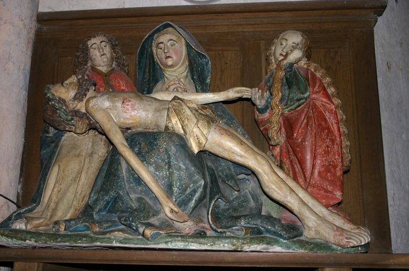 groupe sculpté : Vierge de Pitié entre saint Jean et sainte Madeleine (la), vue générale - © Ministère de la Culture (France), Conservation des antiquités et objets d'art du Puy-de-Dôme – Tous droits réservés