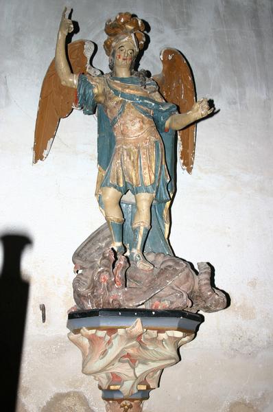 statue : saint Michel terrassant le démon, vue générale - © Ministère de la Culture (France), Conservation des antiquités et objets d'art du Puy-de-Dôme – Tous droits réservés