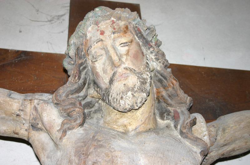 statue : Christ en croix, détail du visage du Christ - © Ministère de la Culture (France), Conservation des antiquités et objets d'art du Puy-de-Dôme – Tous droits réservés