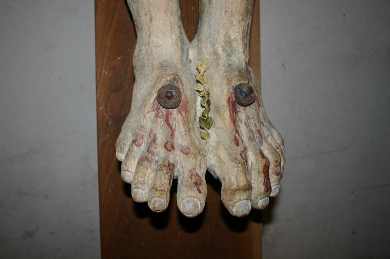 statue : Christ en croix, détail des pieds - © Ministère de la Culture (France), Conservation des antiquités et objets d'art du Puy-de-Dôme – Tous droits réservés