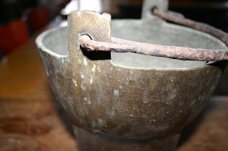 seau à eau bénite (seau à aspersion), détail de la partie supérieure - © Ministère de la Culture (France), Conservation des antiquités et objets d'art du Puy-de-Dôme – Tous droits réservés