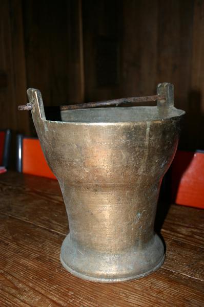 seau à eau bénite (seau à aspersion), vue générale - © Ministère de la Culture (France), Conservation des antiquités et objets d'art du Puy-de-Dôme – Tous droits réservés