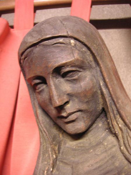 groupe sculpté : Vierge de pitié : détail du visage de la Vierge - © Ministère de la Culture (France), Conservation des antiquités et objets d'art du Puy-de-Dôme – Tous droits réservés