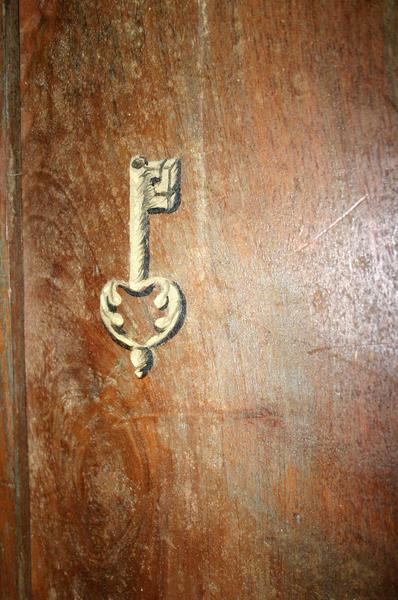 armoire à reliquaires : détail d'un motif peint à l'intérieur de l'armoire