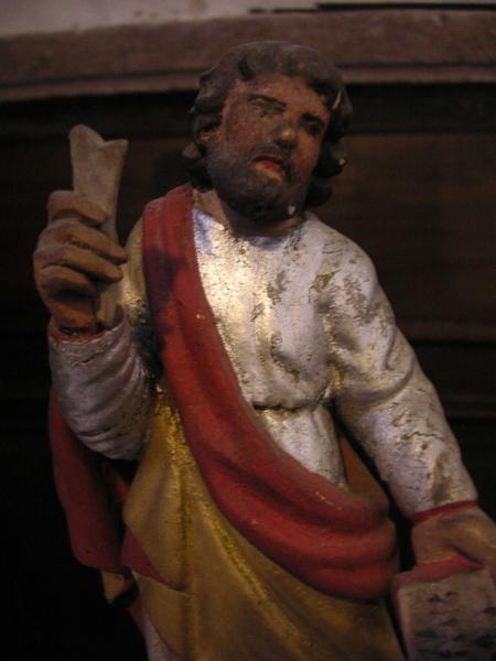 reliquaire surmonté d'une statuette d'un évangéliste : vue rapprochée de l'évangéliste