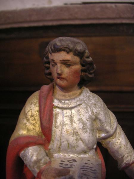 reliquaire surmonté d'une statuette d'un évangéliste : vue rapprochée de l'évangéliste