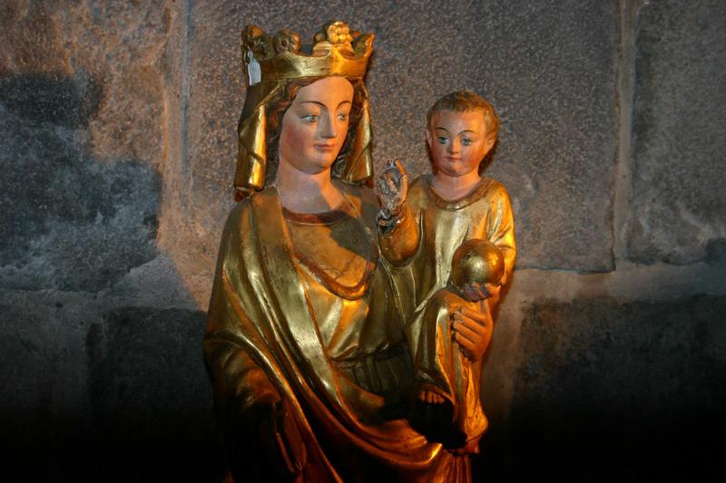 statue : Vierge à l'Enfant : vue rapprochée de la partie supérieure - © Ministère de la Culture (France), Conservation des antiquités et objets d'art du Puy-de-Dôme – Tous droits réservés