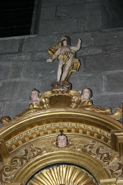 autel, retable, tabernacle, 2 gradins, 7 statues : vue de la partie supérieure